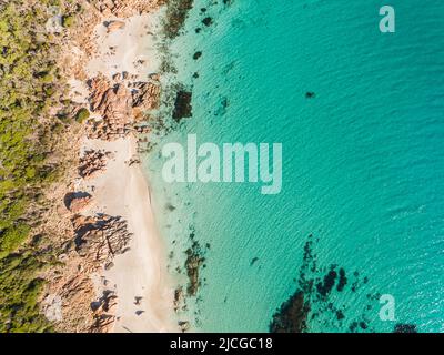 Klares türkisfarbenes Wasser an der felsigen Küste von Meelup Beach, Dunsborough Western Australia Stockfoto