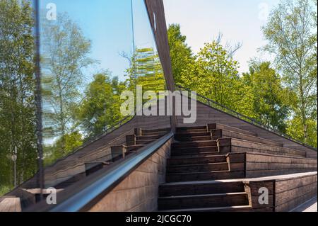 Tychy, Schlesien, Polen; 11.. Juni 2022: Dreieckige Holzterrasse am Ufer des Parpocany-Sees Stockfoto