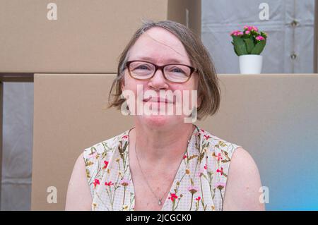 Der kanadische Autor Shari Lapena posiert auf der Internationalen Buchmesse und dem literarischen Festival Book World Prague 27. 2022, Tschechische Republik, 11. Juni 2022. Stockfoto