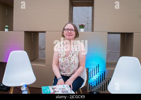 Der kanadische Autor Shari Lapena posiert auf der Internationalen Buchmesse und dem literarischen Festival Book World Prague 27. 2022, Tschechische Republik, 11. Juni 2022. Stockfoto