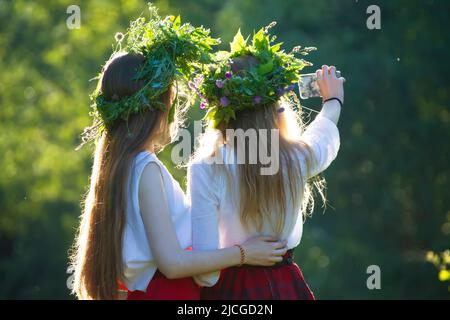 Zwei Mädchen auf Ivan Kupala in bestickten Hemden und Kränzen. Stockfoto