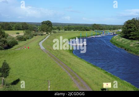 27. Mai 2022, Brandenburg, Lenzen (Elbe): Die Wiesen am Elbdeich nahe der Anlegestelle der Fähre Pevestorf-Lenzen. Foto: Soeren Sache/dpa Stockfoto