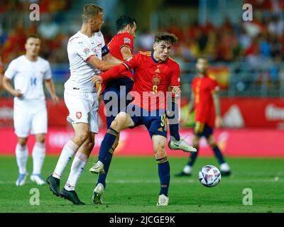 Pablo Martin Paez Gavira Gavi und Sergio Busquets aus Spanien und Tomas Soucek aus der Tschechischen Republik während des UEFA Nations League-Spiels zwischen Spanien und der Tschechischen Republik spielten am 12. Juni 2022 im La Rosaleda Stadium in Malaga, Spanien. (Foto von Antonio Pozo / PRESSINPHOTO) Stockfoto