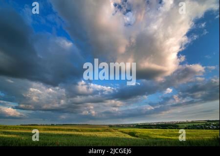 Romantische Landschaft aus Wolken am schönen Himmel, wolkigen Himmel als Hintergrund Stockfoto