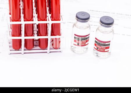 Ampulle oder Fläschchen mit Impfstoff gegen Monkeypox-Virus, Kopierraum, Labortest Stockfoto