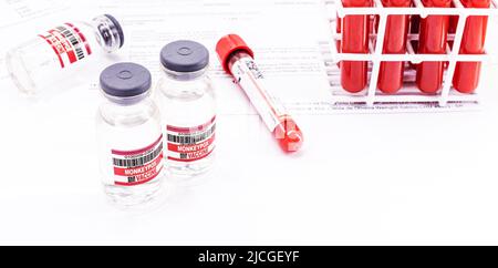 Ampulle oder Fläschchen mit Impfstoff gegen Monkeypox-Virus, Kopierraum, Labortest mit kontaminiertem Blut Stockfoto