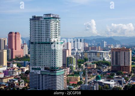 Kuala Lumpur, Malaysia - Jun 09 2022: Hochhäuser an einem sonnigen Tag im Herzen der Stadt Kuala Lumpur in Malaysia. Blick auf die Wolkenkratzer in Kuala L Stockfoto