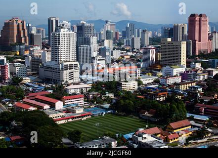 Kuala Lumpur, Malaysia - Jun 09 2022: Hochhäuser an einem sonnigen Tag im Herzen der Stadt Kuala Lumpur in Malaysia. Blick auf die Wolkenkratzer in Kuala L Stockfoto