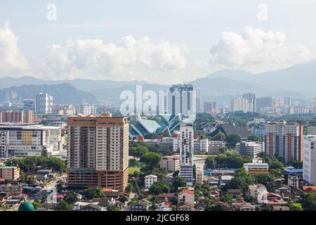 Kuala Lumpur, Malaysia - Jun 09 2022: Hochhäuser an einem sonnigen Tag im Herzen der Stadt Kuala Lumpur in Malaysia. Blick auf die Wolkenkratzer in Kuala L Stockfoto