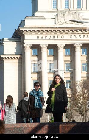 Bulgarische Menschen vor dem ehemaligen Gebäude der Kommunistischen Partei in Sofia, Bulgarien, gesehen. Stockfoto