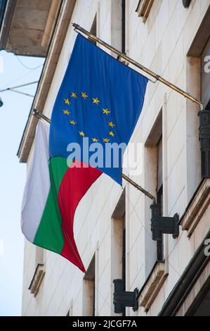 Bulgarische und EU-Flaggen vor einem bulgarischen Regierungsgebäude in Sofia, Bulgarien. Stockfoto