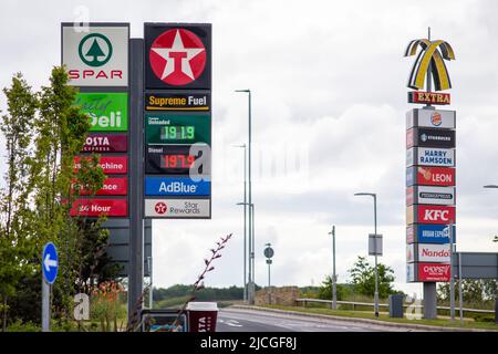 Leeds, West Yorkshire, Großbritannien. 13.. Juni 2022. Die Kraftstoffpreise bei Skelton Lake Services sind ein Autobahnrastgebiet, das von Extra an der Autobahn M1 in der Nähe von Leeds, West Yorkshire, England, betrieben wird. Kredit: Windmill Images/Alamy Live Nachrichten Stockfoto