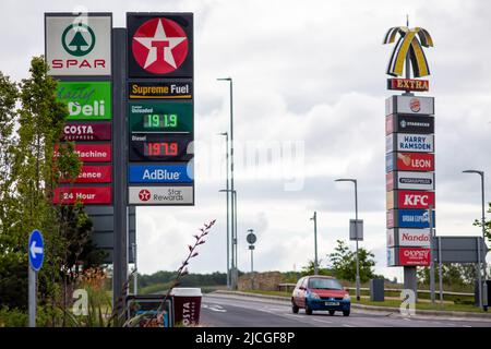 Leeds, West Yorkshire, Großbritannien. 13.. Juni 2022. Die Kraftstoffpreise bei Skelton Lake Services sind ein Autobahnrastgebiet, das von Extra an der Autobahn M1 in der Nähe von Leeds, West Yorkshire, England, betrieben wird. Kredit: Windmill Images/Alamy Live Nachrichten Stockfoto