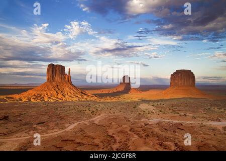 The Fäustlinge und Merrick Butte in der Abenddämmerung, Monument Valley, Arizona, USA. Stockfoto