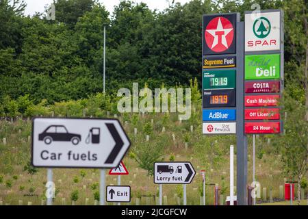 Leeds, West Yorkshire, Großbritannien. 13.. Juni 2022. Die Kraftstoffpreise bei Skelton Lake Services sind ein Autobahnrastgebiet, das von Extra an der Autobahn M1 in der Nähe von Leeds, West Yorkshire, England, betrieben wird. Kredit: Windmill Images/Alamy Live Nachrichten Stockfoto