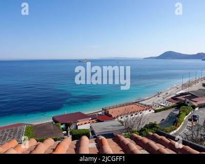 Blick von oben auf die Küste von Elba und tiefblaues Mittelmeer, mit Menschen auf der Spiaggia delle Ghiaie öffentlichen Strand und abwechslungsreiches Gelände, Italien. Stockfoto