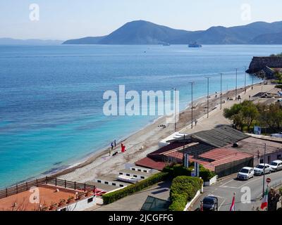 Blick von oben auf die Küste von Elba und tiefblaues Mittelmeer, mit Menschen auf der Spiaggia delle Ghiaie öffentlichen Strand und abwechslungsreiches Gelände, Italien. Stockfoto