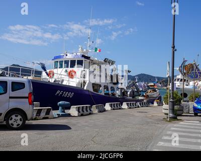 Kommerzielles Fischerboot, Padre Pio II, und Fischer, im Hafen von Portoferraio auf der Insel Elba, Livorno, Italien. Stockfoto