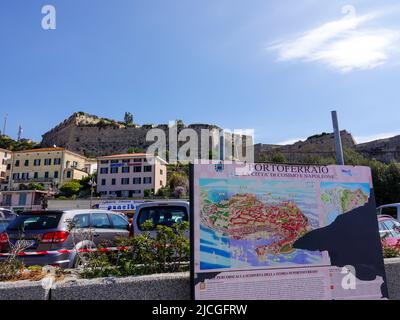 Historische Gebäude, Schild am Hafen, der Portoferraio als die Stadt Cosimo (di Medici) und Napoleon (Bonaparte), Insel Elba, Toskana, Italien ankündigt. Stockfoto