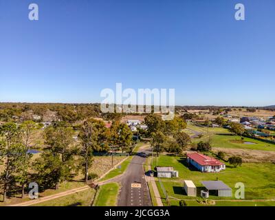 Luftaufnahme von Emmaville, NSW, 2371, Australien, wunderschöne ländliche Stadt umgeben von Hügeln und Buschland Stockfoto