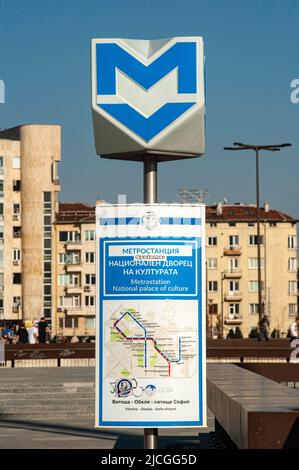 Sofia, Bulgarien. 1. April 2019. Sofia City Metro Sign and Map, NDK, Sofia, Bulgarien. (Bild: © John Wreford/SOPA Images via ZUMA Press Wire) Stockfoto