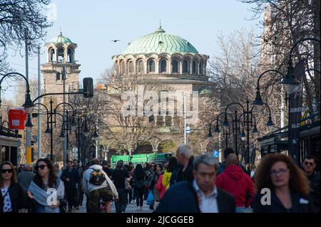 Sofia, Bulgarien. 1. April 2019. Blick auf die Kirche Sveta Nedelya und den Vitousha Blvd, Sofia Stadtzentrum, Bulgarien. (Bild: © John Wreford/SOPA Images via ZUMA Press Wire) Stockfoto