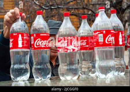 Sofia, Bulgarien. 21. Januar 2018. Ein alter bulgarischer Mann, der an einer heißen Quelle im Zentrum von Sofia, Bulgarien, Coca-Cola-Flaschen mit Mineralwasser füllte. (Foto von John Wreford/SOPA Images/Sipa USA) Quelle: SIPA USA/Alamy Live News Stockfoto