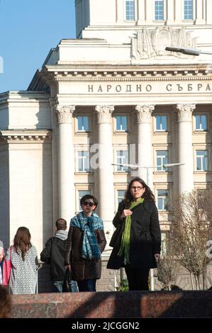 Sofia, Bulgarien. 1. April 2019. Bulgarische Menschen vor dem ehemaligen Gebäude der Kommunistischen Partei in Sofia, Bulgarien, gesehen. (Bild: © John Wreford/SOPA Images via ZUMA Press Wire) Stockfoto