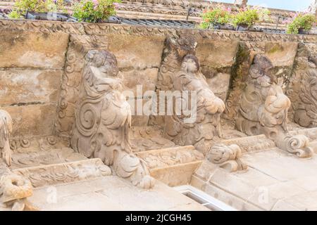 Eingang zum Parador Hostal de los Reyes Catolicos an der Plaza del Obradoiro, Santiago de Compostela, Spanien. Stockfoto