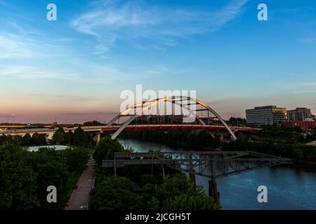 Korean Veterans Memorial Bridge über den Cumberland River in Nashville, Tennessee. Fotograf Derek Broussard Stockfoto