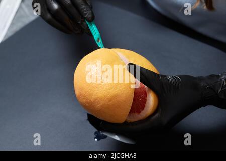 Lebensmitteltests im Labor. Der Labortechniker bereitet eine Probe für die mikroskopische Untersuchung vor Stockfoto