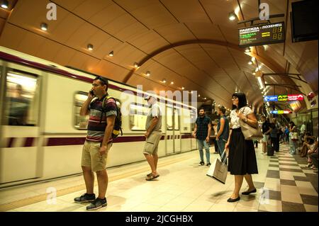 Sofia, Bulgarien. 7. August 2018. Passagiere, die auf dem Bahnsteig der Serdika Metro Station Sofia, Bulgarien, warten. (Bild: © John Wreford/SOPA Images via ZUMA Press Wire) Stockfoto