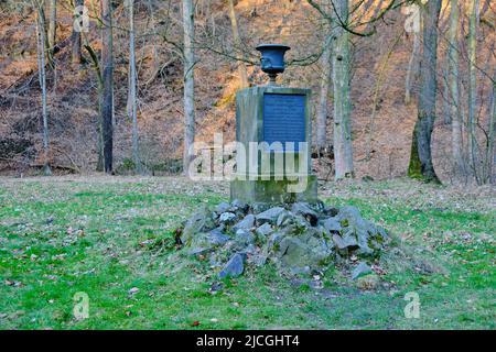 Seifersdorfer Tal, Wachau, Sachsen, Deutschland: Gedenkstätte 'Moritz und ländlichen Genüssen gewidmet' auf der Sängerwiese. Stockfoto