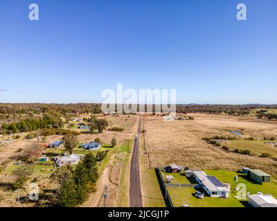 Luftaufnahme von Emmaville, NSW, 2371, Australien, wunderschöne ländliche Stadt umgeben von Hügeln und Buschland Stockfoto