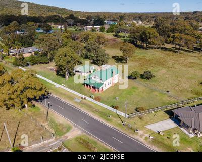 Luftaufnahme von Emmaville, NSW, 2371, Australien, wunderschöne ländliche Stadt umgeben von Hügeln und Buschland Stockfoto