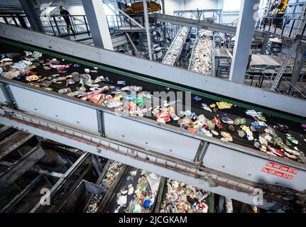 Marl, Deutschland. 13.. Juni 2022. In der Sortieranlage für leichte Verpackungen des neuen Umweltdienstleisters Interzero laufen unsortierte Abfälle, hauptsächlich aus den sogenannten „gelben Säcken“, über verschiedene Förderbänder. Im Zuge der Aufspaltung der Alba-Abfallgruppe hat einer der Eigentümer ein neues Unternehmen gegründet. In Marl wurde die Firma Interzero vorgestellt, die sich unter anderem auf die Sortierung und Verarbeitung von Kunststoffabfällen spezialisiert hat. Quelle: Bernd Thissen/dpa/Alamy Live News Stockfoto