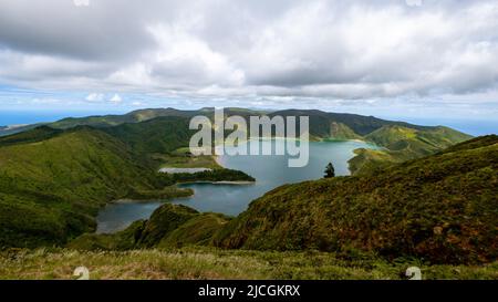 Panoramablick über den Feuersee - 'Lagoa do Fogo' -, einen vulkanischen See in São Miguel, Azoren, Portugal. Stockfoto