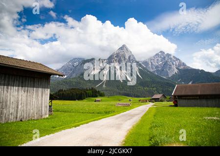 Blick von Lermoos auf Ehrwald und Zugspitze, Zugspitz-Massiv, Tirol, Österreich Stockfoto