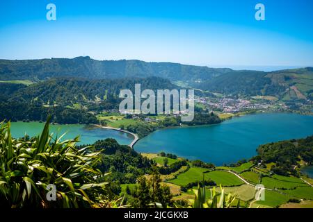 Schöner Blick über die Lagune von Sete Cidades (Seven Cities Lake), vom Aussichtspunkt - Miradouro do Cerrado das Freiras -. São Miguel, Azoren Stockfoto