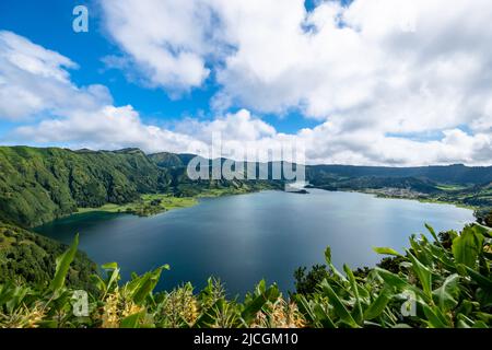 Blick vom Aussichtspunkt Cumeeiras auf den See Sete Cidades - Lagoa das Sete Cidades - und seine zwei Lagunen, grün und blau, São Miguel Island, Azoren, Stockfoto