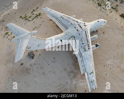 Die Drohnenansicht der verlassenen Iljuschin Il-76 in Umm al Quwain Stockfoto