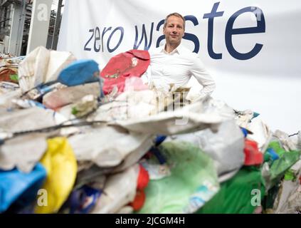 Marl, Deutschland. 13.. Juni 2022. Axel Schweizer, Aktionär und Geschäftsführer, steht bei einem Presserundgang des neuen Umweltdienstleisters Interzero hinter recyceltem Abfall. Im Zuge der Aufspaltung des Abfallunternehmens Alba hat Axel Schweizer, einer der Eigentümer, ein neues Unternehmen gegründet. In Marl wurde die Firma Interzero vorgestellt, die sich unter anderem auf die Sortierung und Verarbeitung von Kunststoffabfällen spezialisiert hat. Quelle: Bernd Thissen/dpa/Alamy Live News Stockfoto