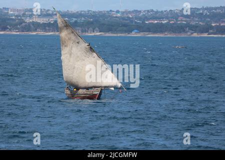 Fischer auf einem traditionellen hölzernen Dhow-Boot, Indischer Ozean, Sansibar, Tansania, Ostafrika Stockfoto