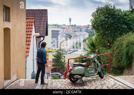 Ein Mann in der Stadt mit Motorroller Stockfoto