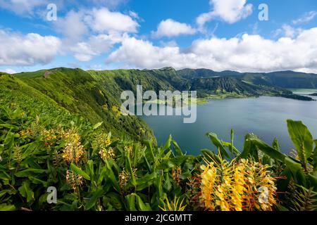 Blick vom Aussichtspunkt Cumeeiras auf den See Sete Cidades - die Lagoa das Sete Cidades - und seine zwei Lagunen, grün und blau, São Miguel Island, Azoren Stockfoto