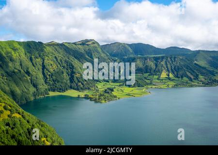 Blick vom Aussichtspunkt Cumeeiras auf den See Sete Cidades - die Lagoa das Sete Cidades - und seine zwei Lagunen, grün und blau, São Miguel Island, Azoren Stockfoto