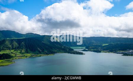 Panoramablick vom Aussichtspunkt Cumeeiras auf den See Sete Cidades und seine zwei Lagunen, grün und blau, São Miguel Island, Azoren Stockfoto