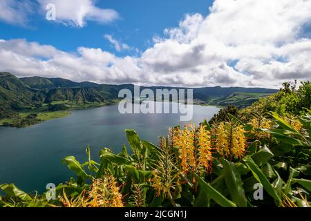 Panoramablick vom Aussichtspunkt Cumeeiras auf den See Sete Cidades und seine zwei Lagunen, grün und blau, auf die Insel São Miguel, Azoren, Portugal Stockfoto