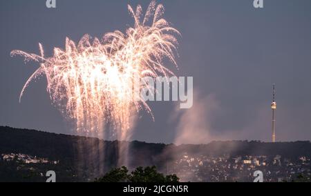 Der Stuttgarter Fernsehturm mit Konzertbeleuchtung und Feuerwerk von einem nahe gelegenen Rammstein-Konzert Stockfoto