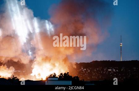 Der Stuttgarter Fernsehturm mit Konzertbeleuchtung und Feuerwerk von einem nahe gelegenen Rammstein-Konzert Stockfoto